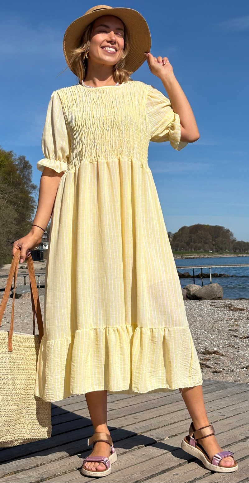 Merle stribet kjole med smock og pufærme gul LikeLondon