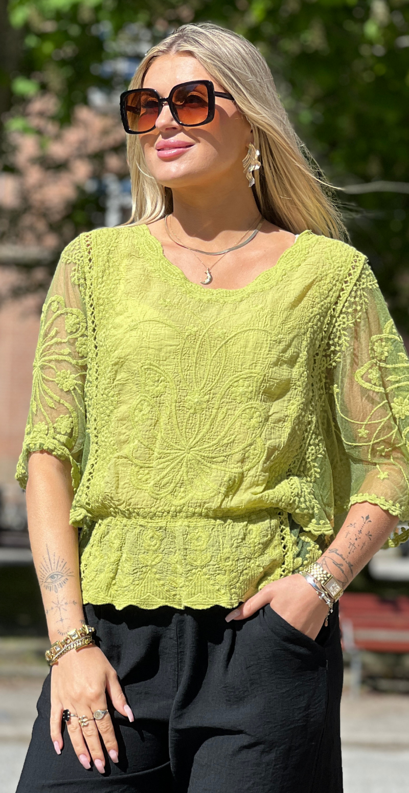 Lexi bluse med elastik i taljen og blonde lime LikeLondon