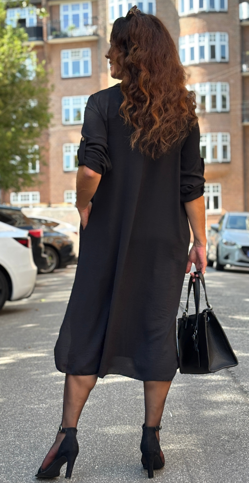 Tilly kjole med v-hals, krave og slids sort LikeLondon