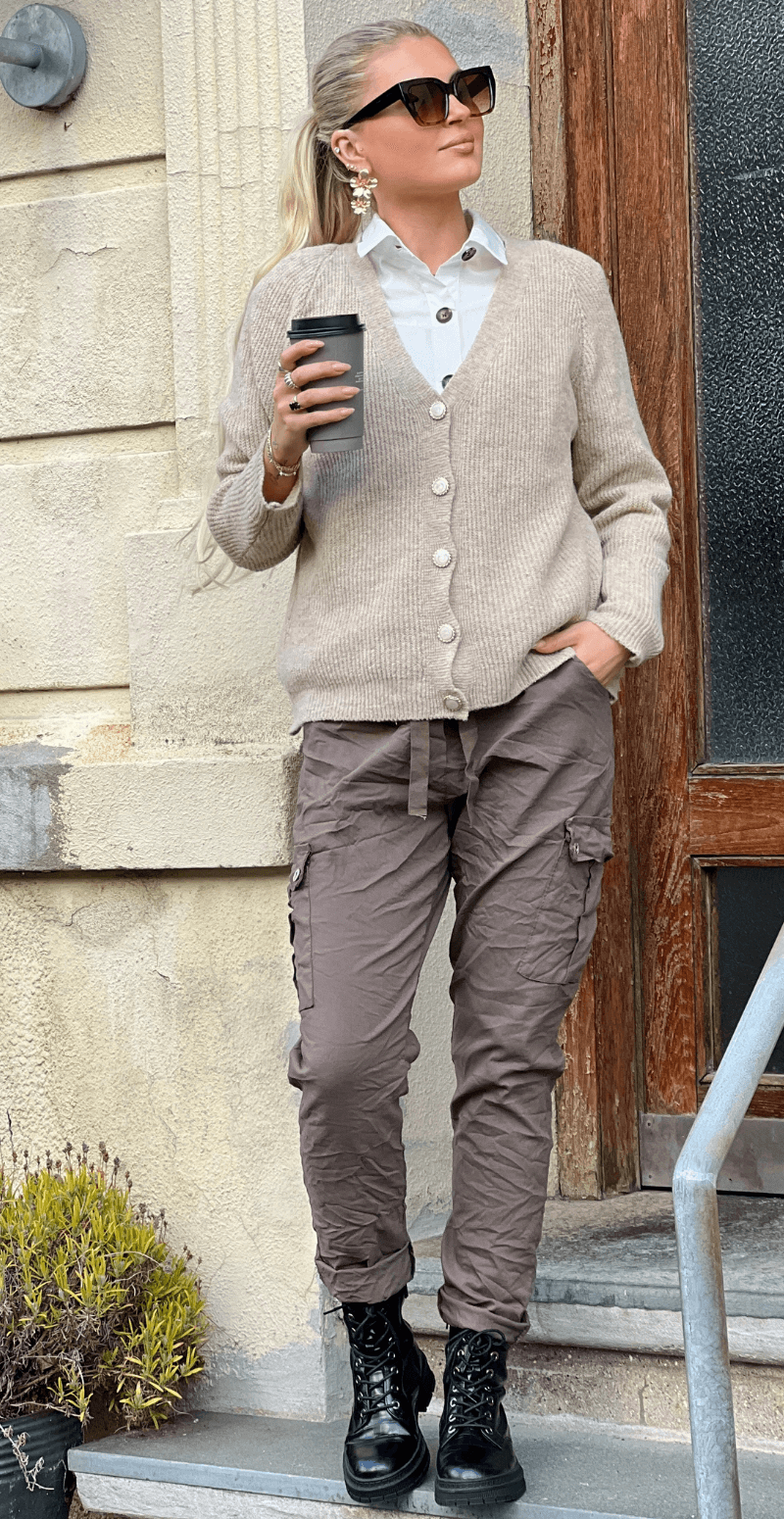 Zophia uldcardigan med V-hals og perlemorsknapper beige LikeLondon