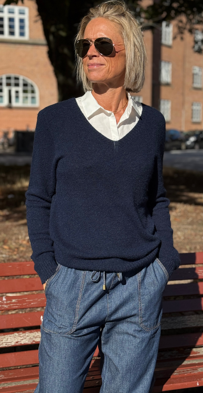 Karen strikbluse i baby alpaca uld med v-hals navy LikeLondon