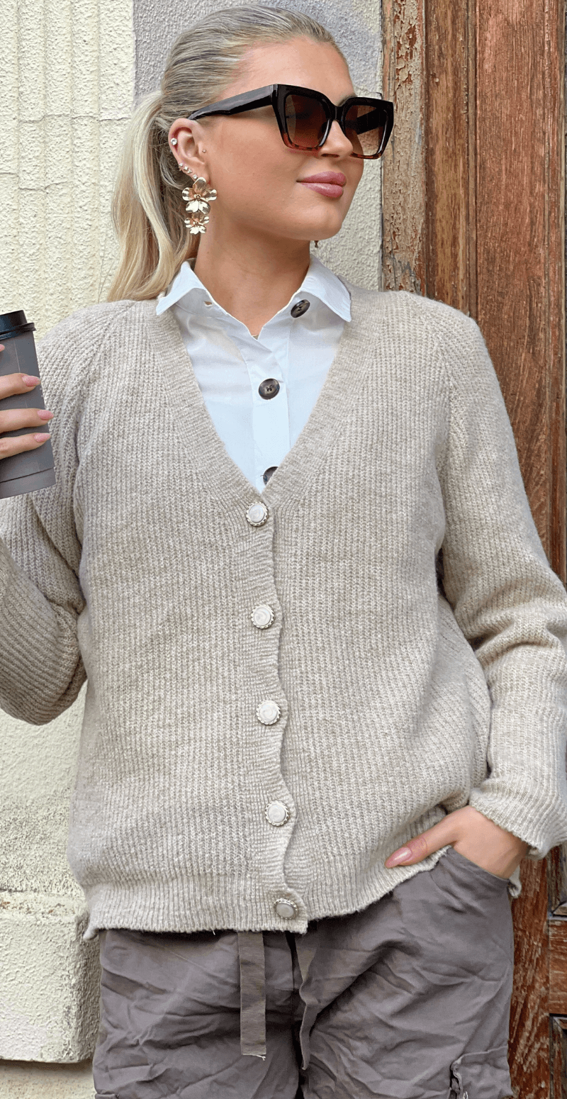 Zophia uldcardigan med V-hals og perlemorsknapper beige LikeLondon