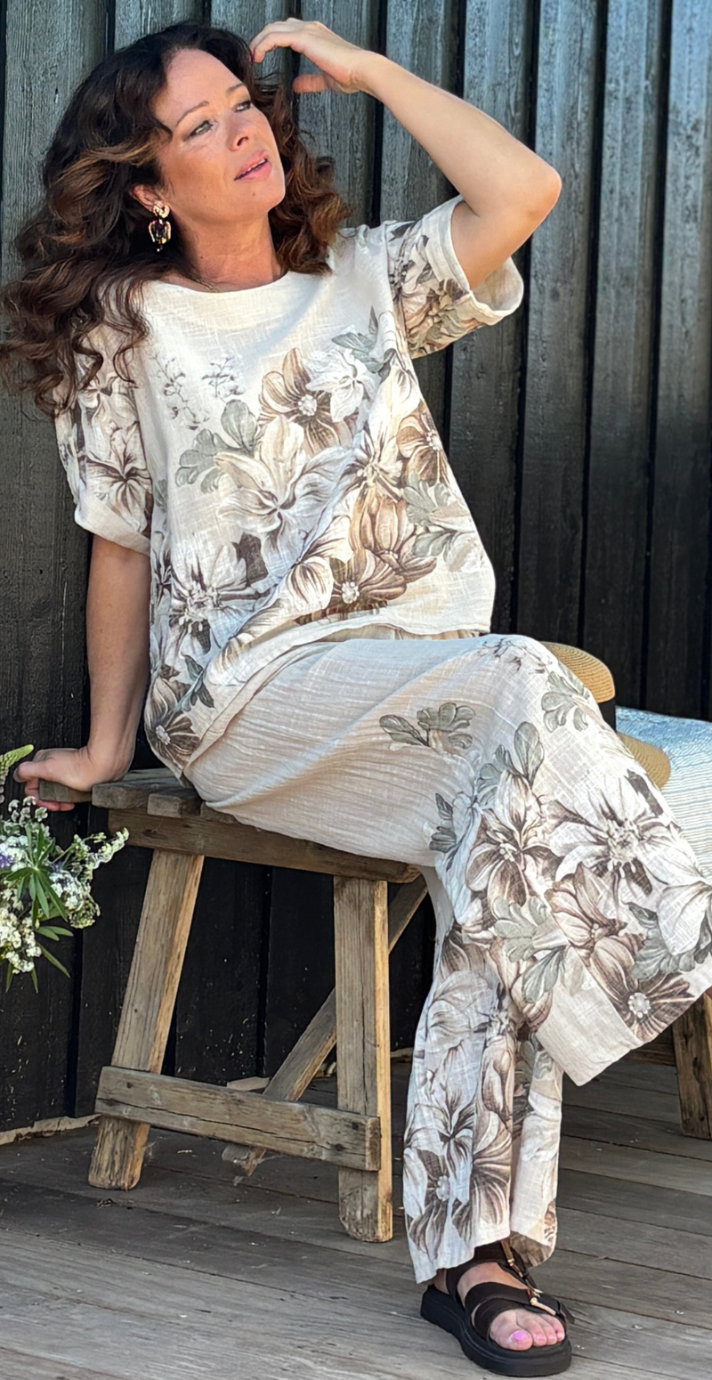 Arista sæt med bukser og bluse med blomsterprint beige LikeLondon