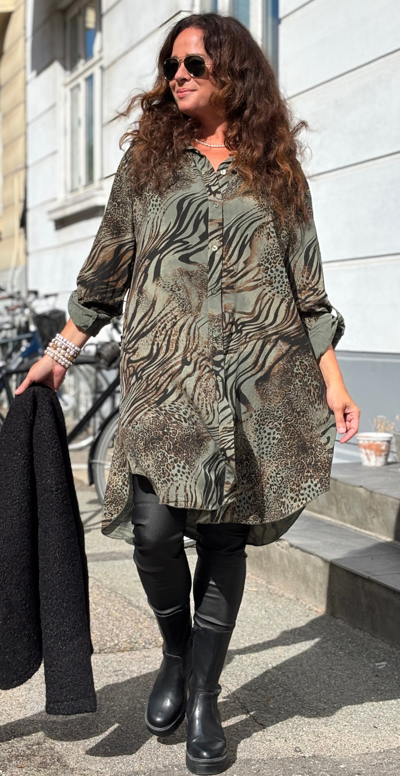 Josie tunika med knapper og dyreprint khaki LikeLondon