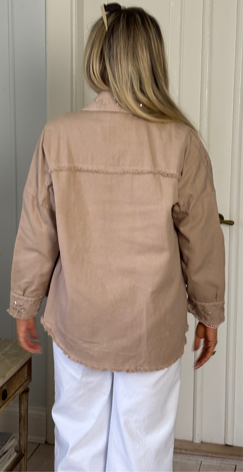 Laney canvas jakke med broderede blomster og pailletter camel LikeLondon