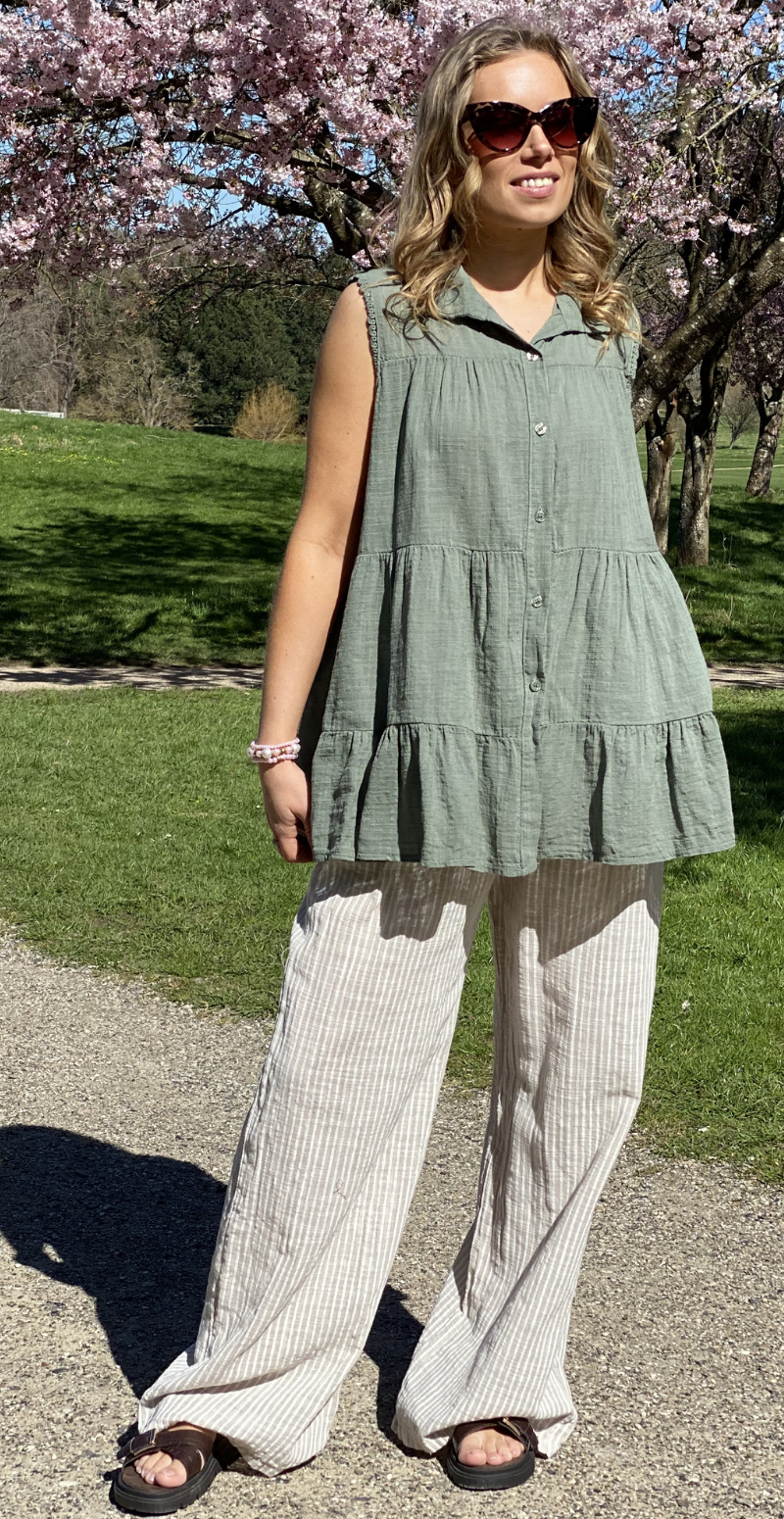 Rinda bluse uden ærmer med peplum og hæklede detaljer khaki LikeLondon