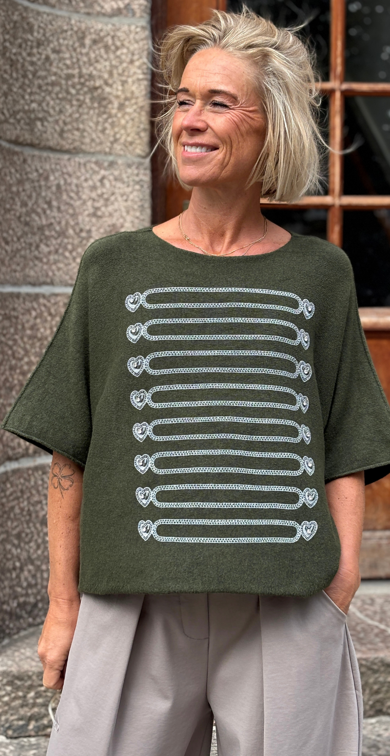 Akacie strikbluse med 3/4 ærmer og hjerter med similisten khaki LikeLondon
