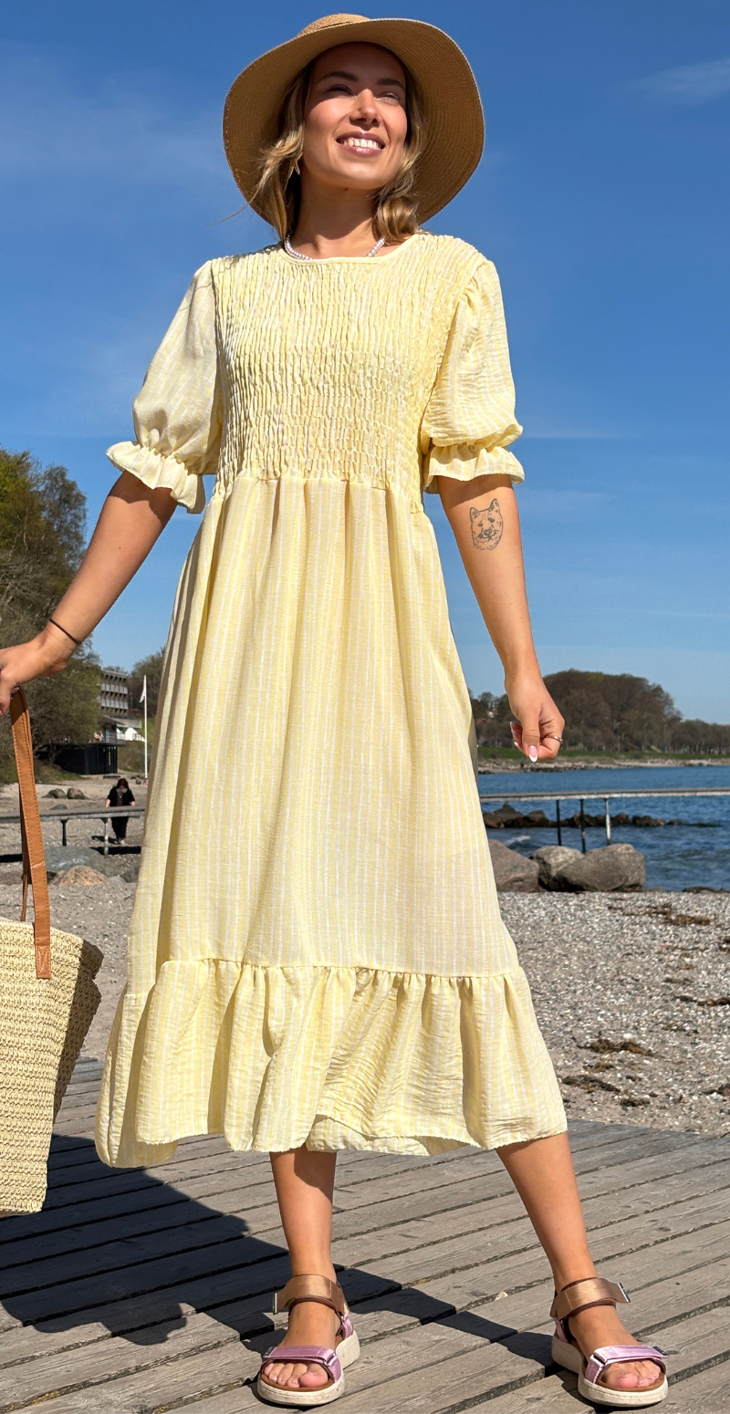 Merle stribet kjole med smock og pufærme gul LikeLondon