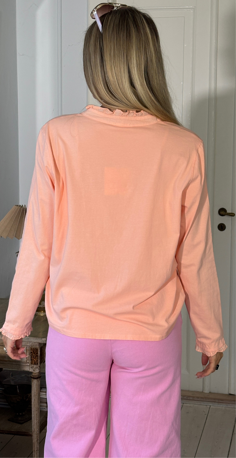 Alpha bluse med stolpelukning og flæsedetaljer peach LikeLondon