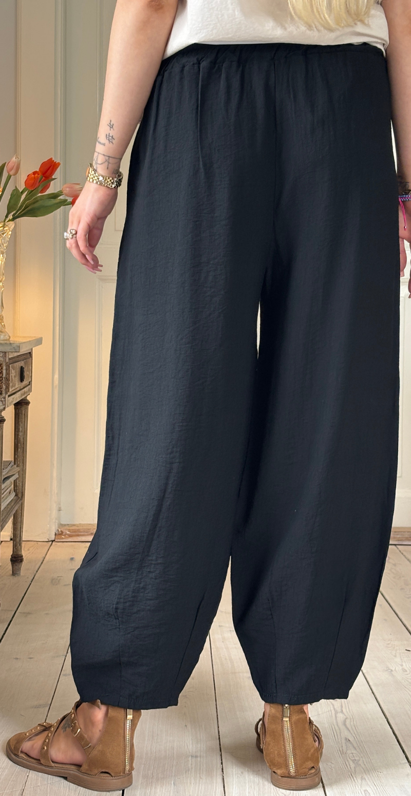 Forudbestil uge 25 Alana bukser med skrålommer og barrel-fit sort LikeLondon