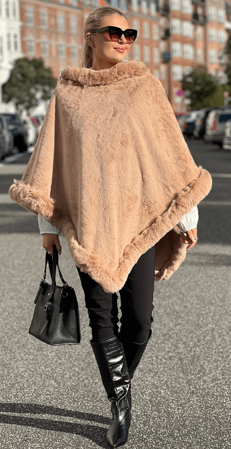 Maxine poncho med bred kant camel LikeLondon