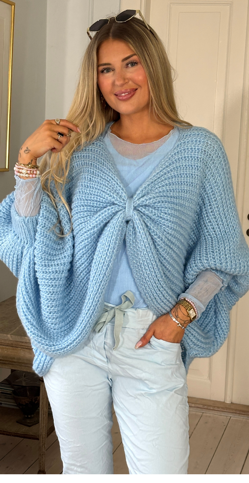 Erika uldstrik med flagermusærmer og rynkedetalje sky LikeLondon