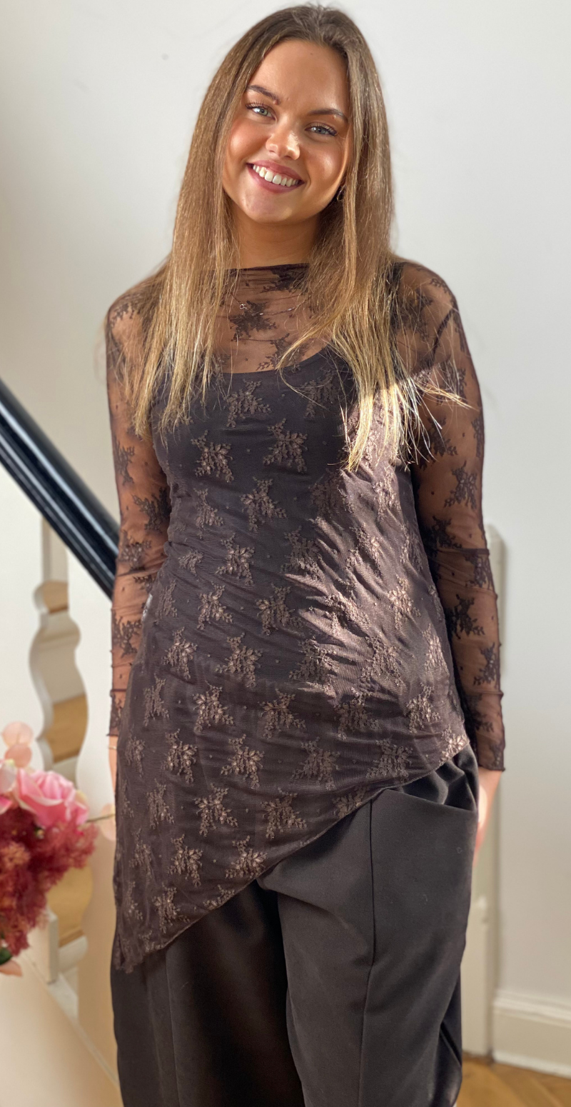 Thea blondebluse med asymmetrisk snit og broderi brun LikeLondon
