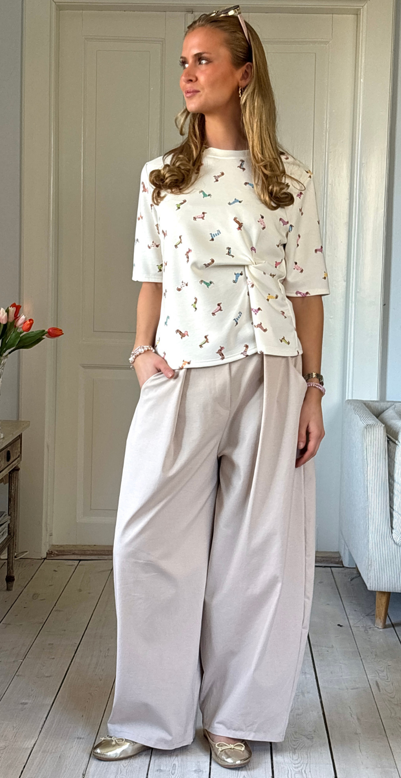 Forudbestil uge 11 Mya bluse med kort ærme og små hunde creme LikeLondon