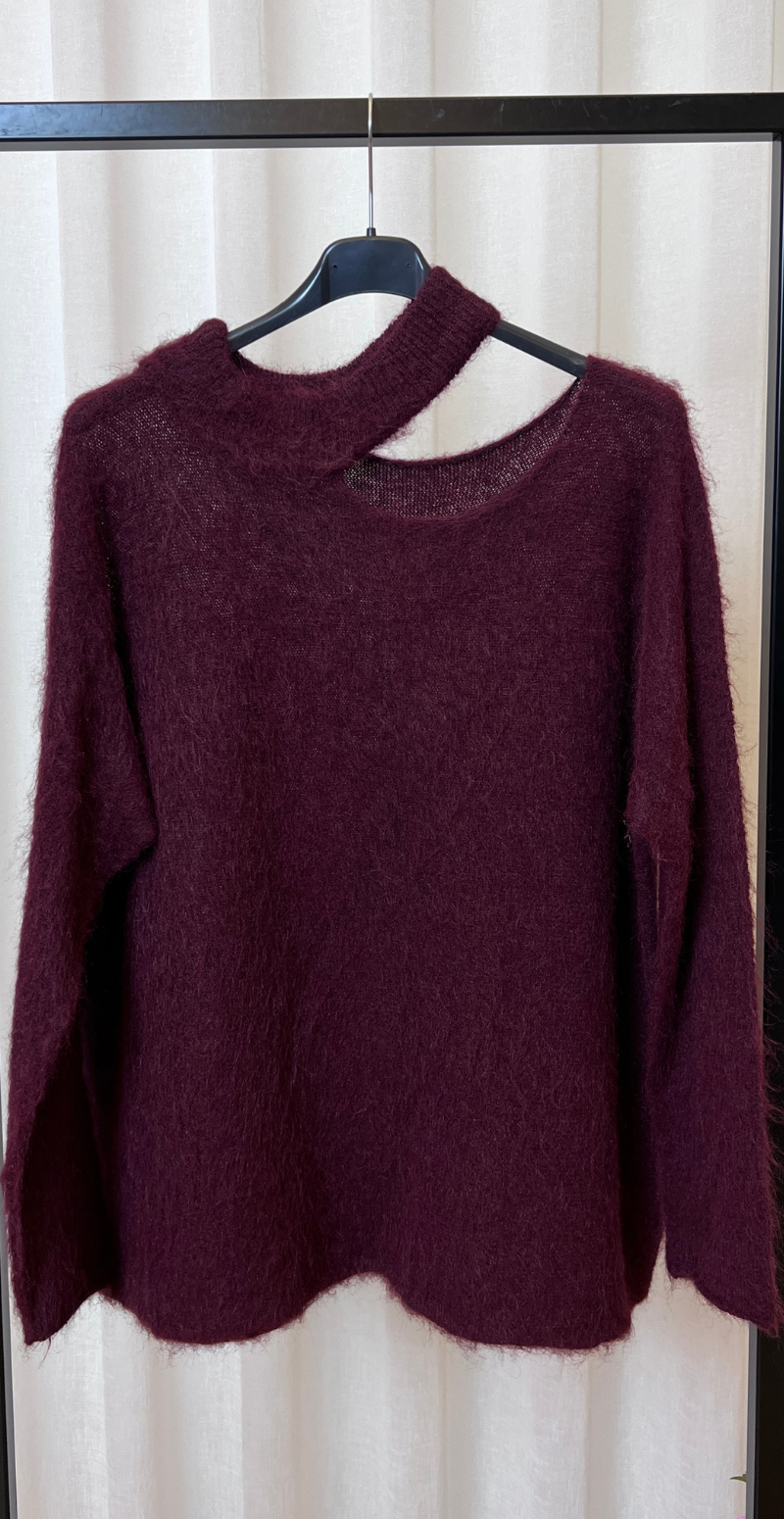 Suzan strikbluse med detalje ved skulderen bordeaux LikeLondon
