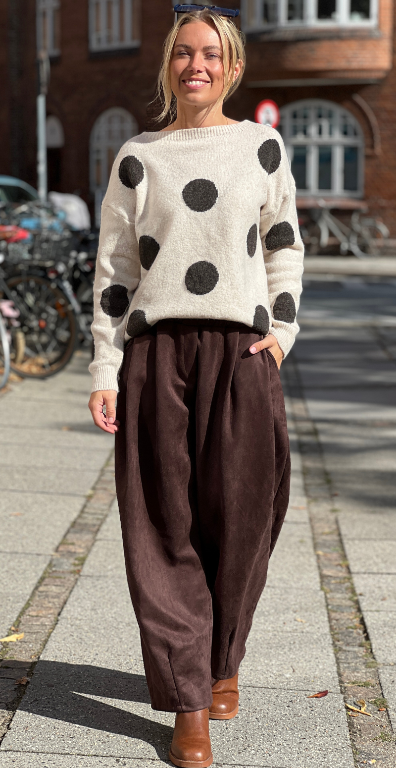 Lenea bukser med læg i ruskind dark brown LikeLondon