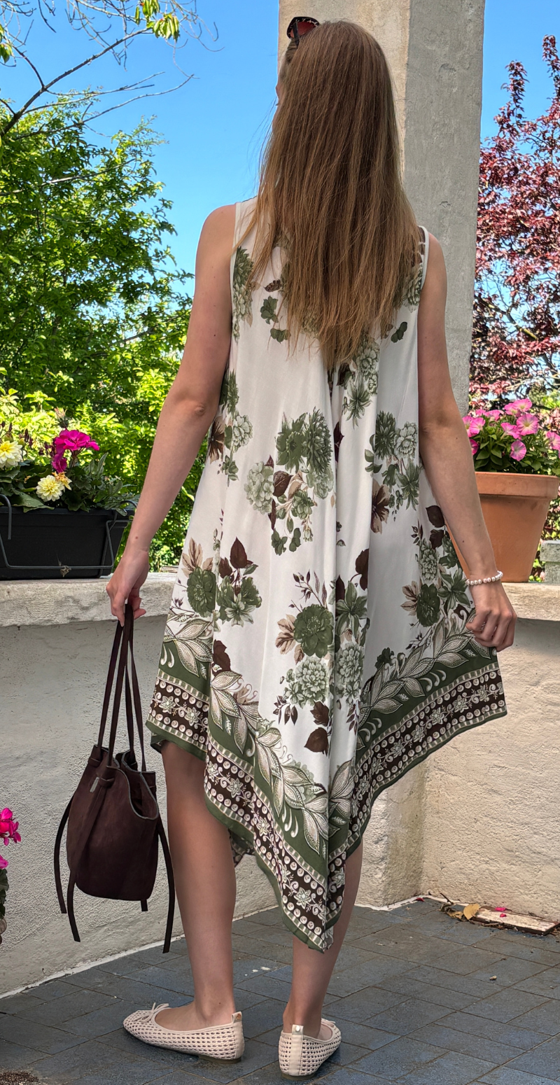 Gypsy kjole med blomster og asymmetrisk kant khaki LikeLondon