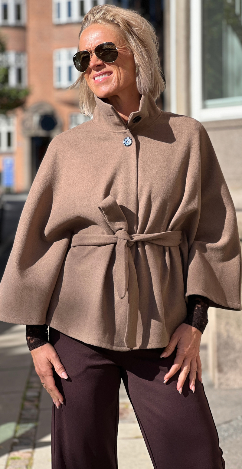 Antonella poncho med bindebånd camel LikeLondon