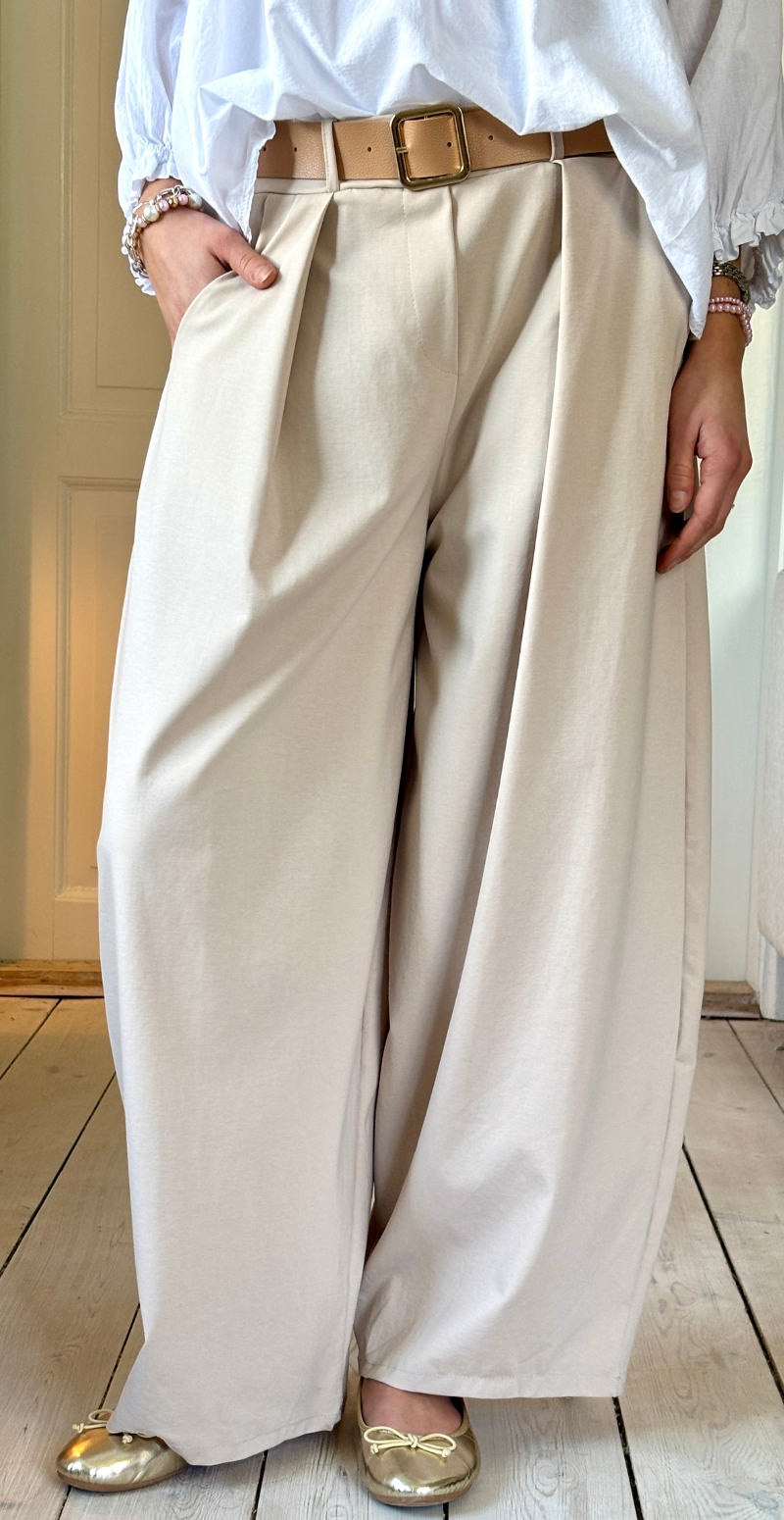 Forudbestil uge 11 Holly bukser i barrel-fit med læg foran beige LikeLondon