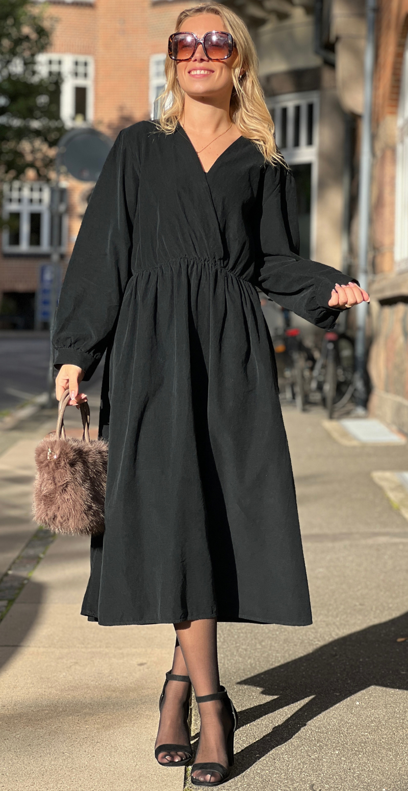 Ida fløjlskjole med slå-om effekt sort LikeLondon