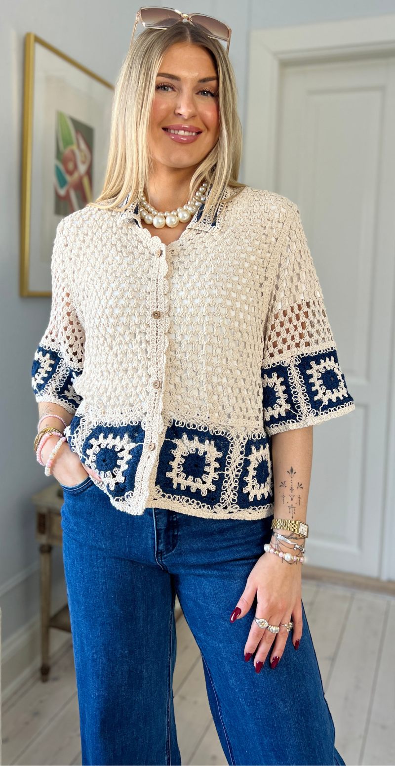 Essa kortærmet cardigan i crochet med krave beige/navy LikeLondon