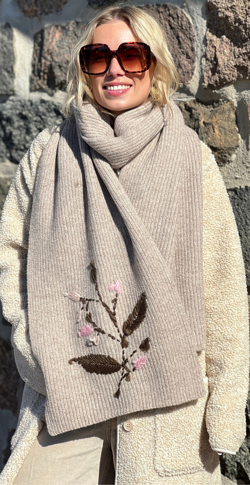 Strikket tørklæde med broderede blomster taupe LikeLondon