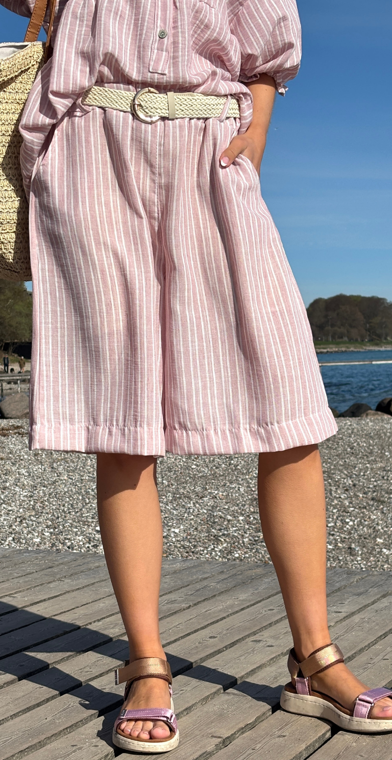 Merle stribet shorts med fletbælte rosa LikeLondon