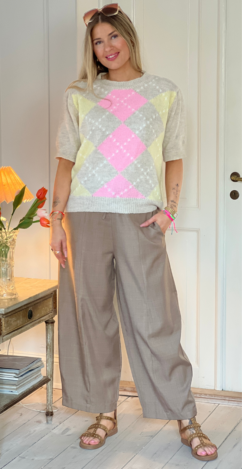 Uma kortærmet strik med harlekin mønster beige LikeLondon