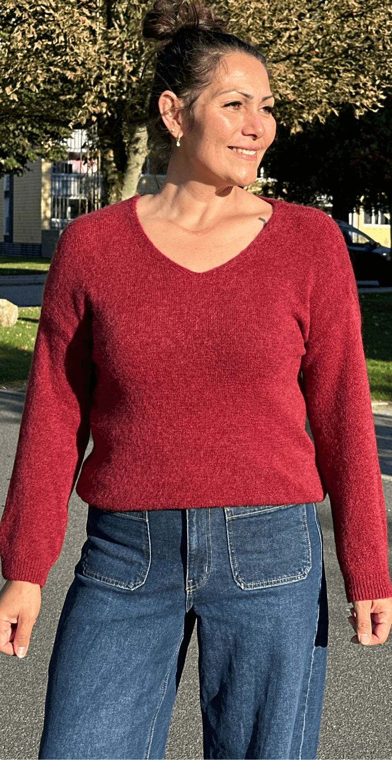 Cara uld strik med V-hals bordeaux LikeLondon By Christina