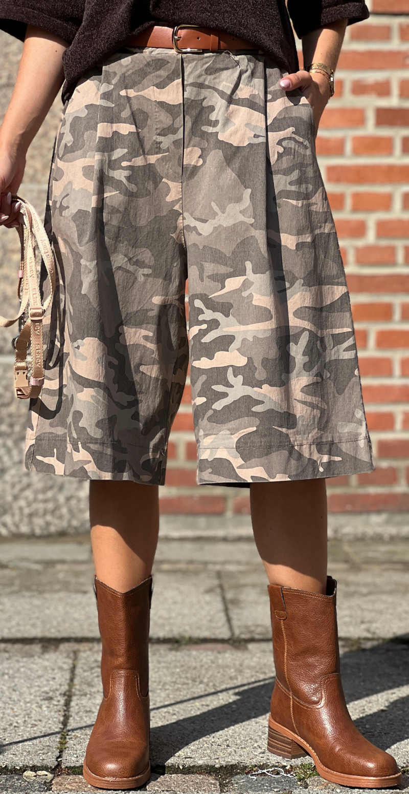 Emma bermuda shorts med camouflage og bælte fango LikeLondon
