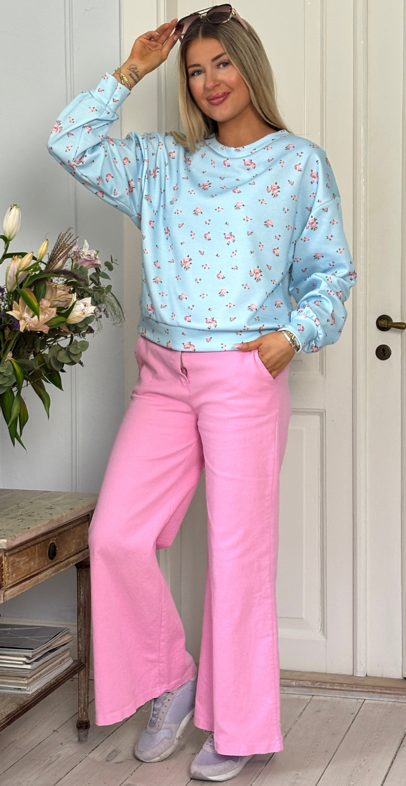Malika sweatshirt med rund hals og blomster sky LikeLondon