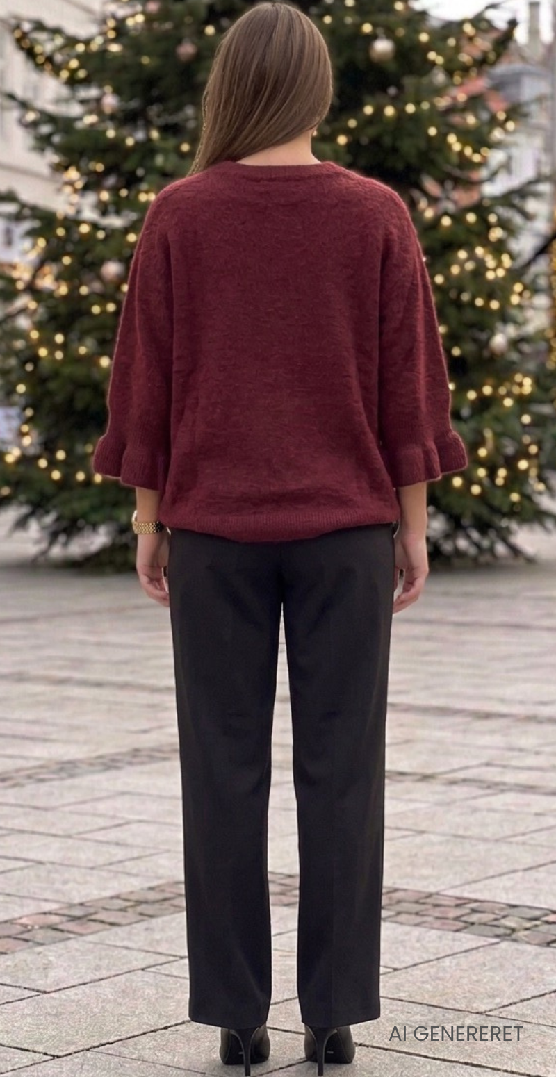 Louise strikbluse i baby alpaca med flæsedetaljer og 3/4 ærmer bordeaux LikeLondon