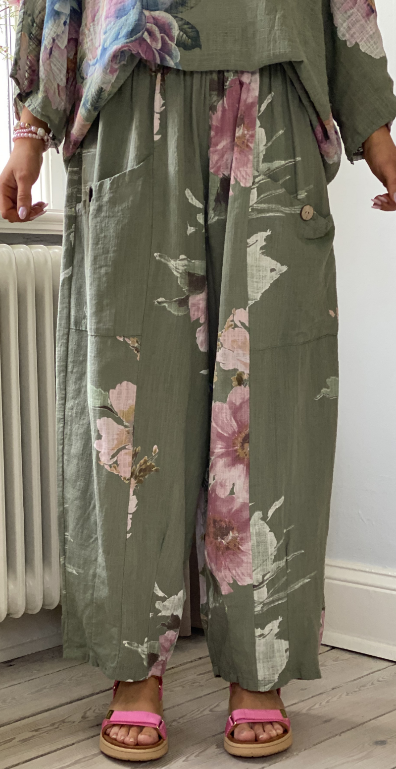 Forudbestil uge 24 Gwen bukser med blomsterprint og lommer khaki LikeLondon