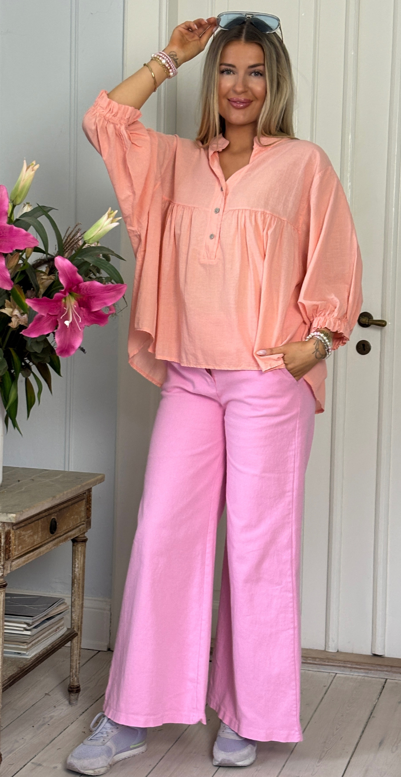 Francie bluse med knapper og ballonærmer peach LikeLondon