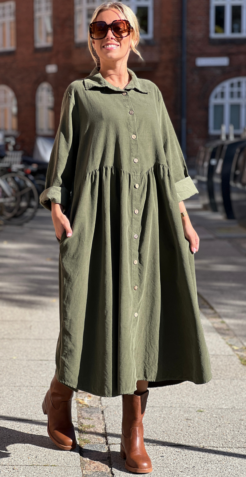 Benedikte fløjlskjole med rynker og knapper grøn LikeLondon