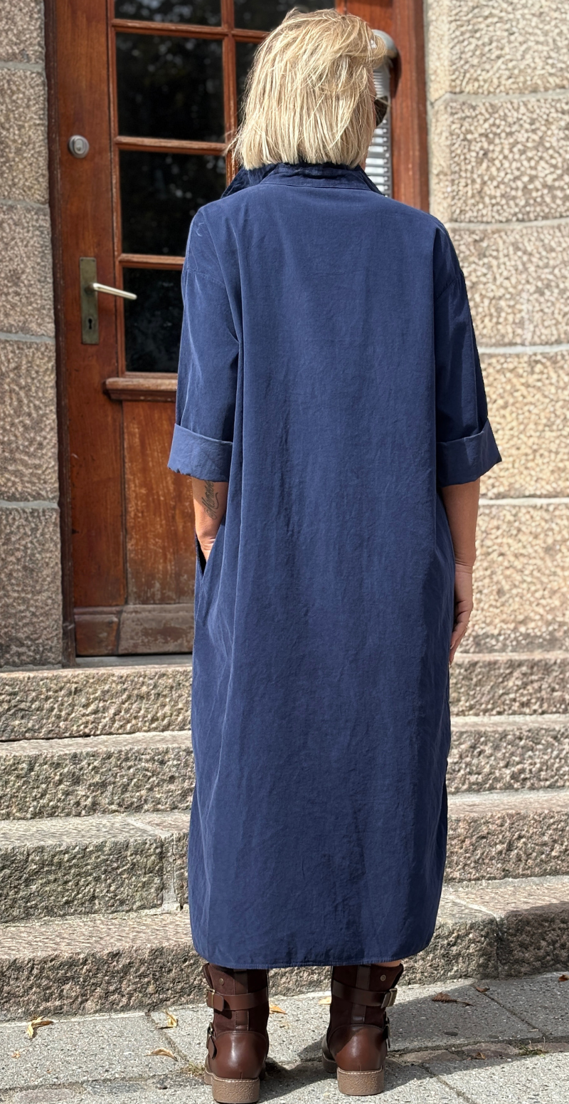 Maja fløjlskjole med stolpelukning og store lommer navy LikeLondon