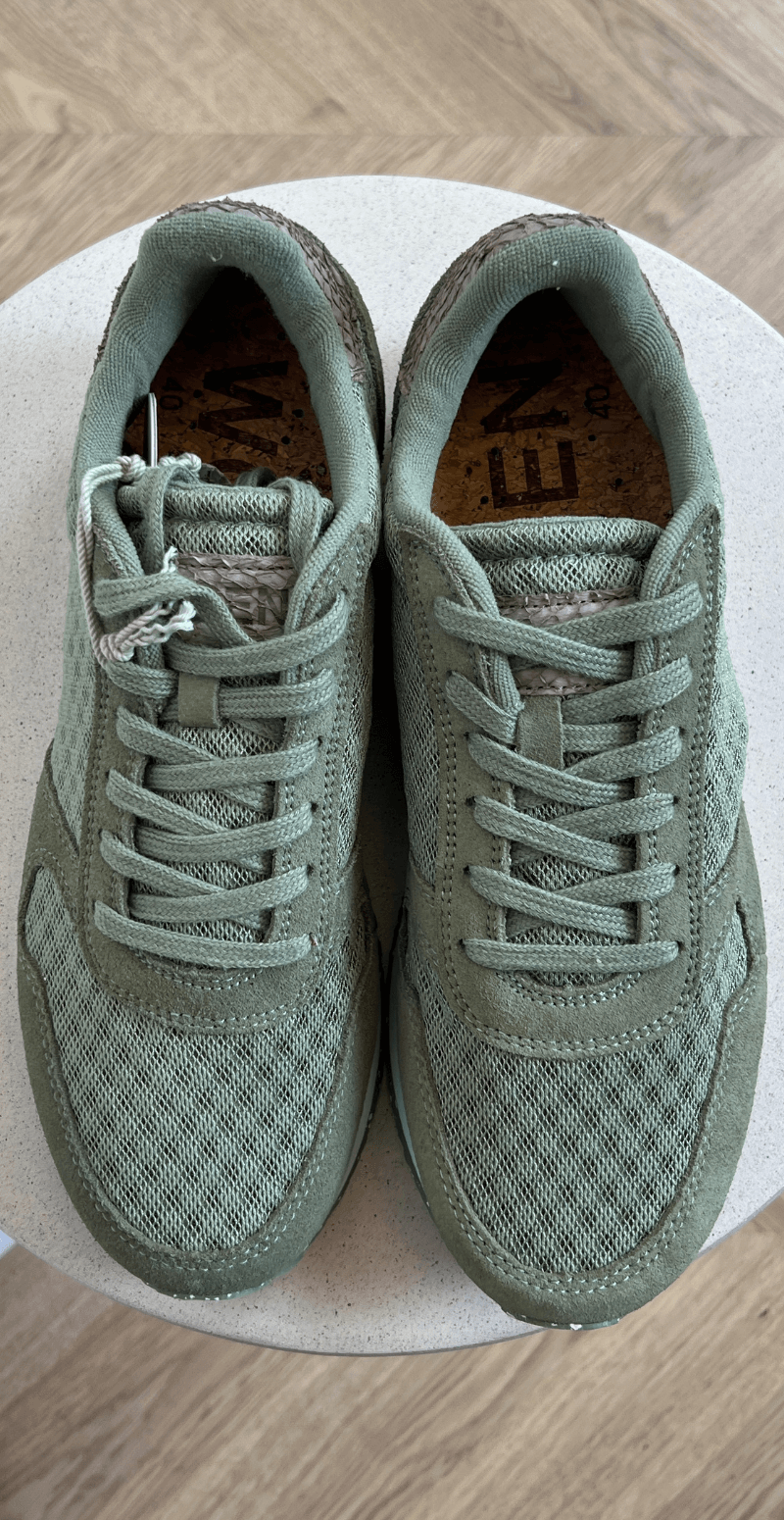 Sneakers med snørebånd og skind i Dusty Olive