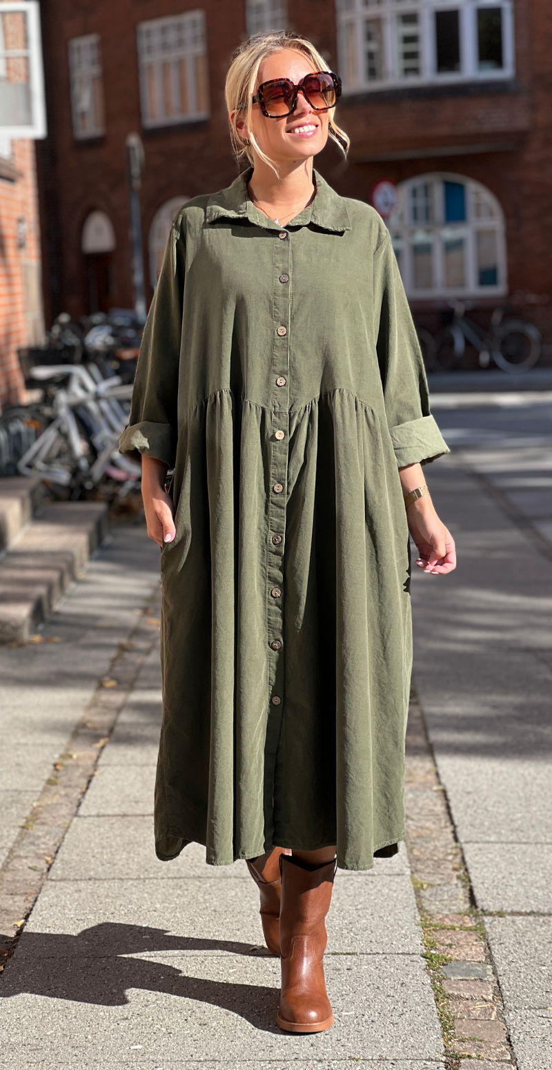 Benedikte fløjlskjole med rynker og knapper grøn LikeLondon