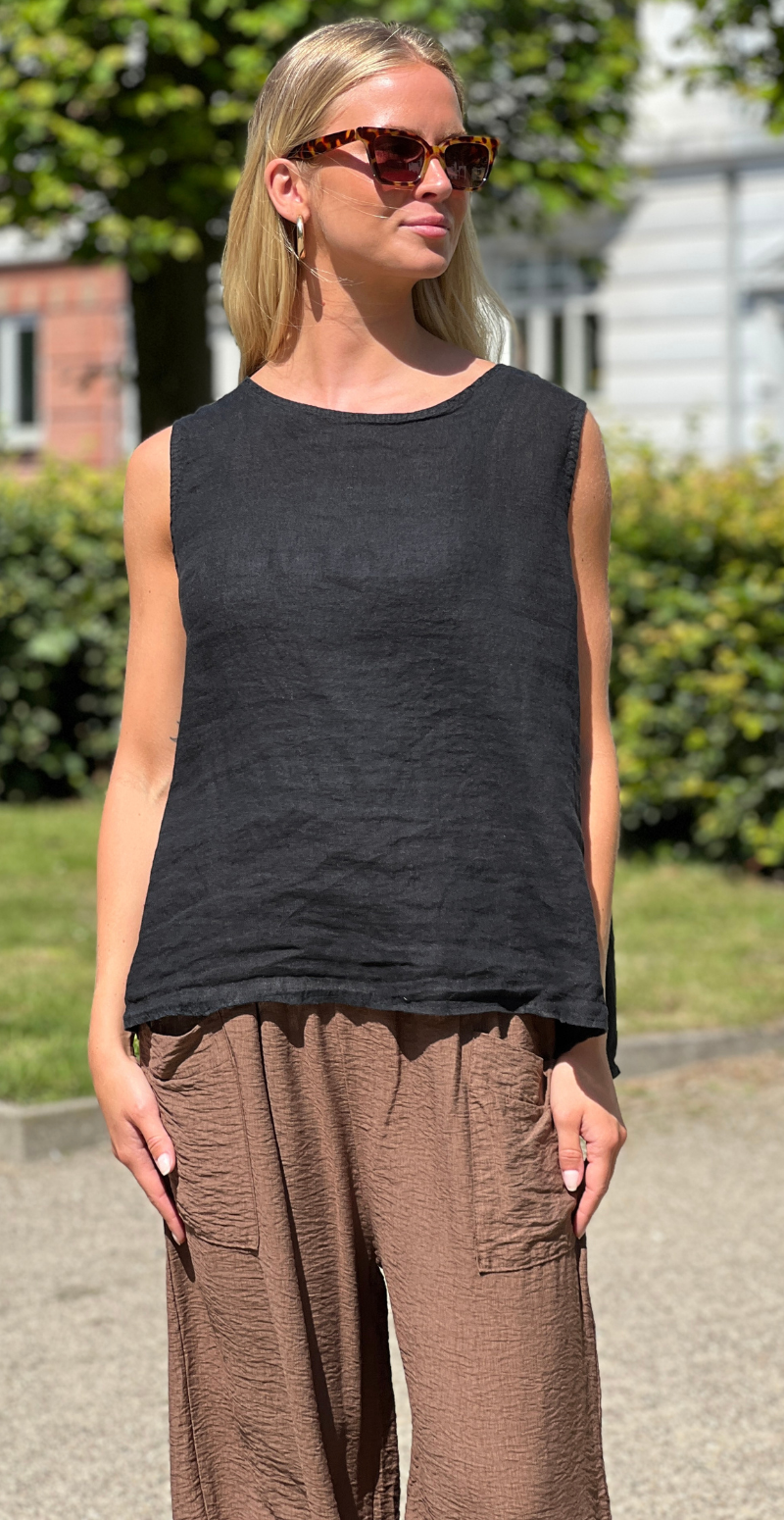 Evie hørbluse med knapper på ryggen sort LikeLondon