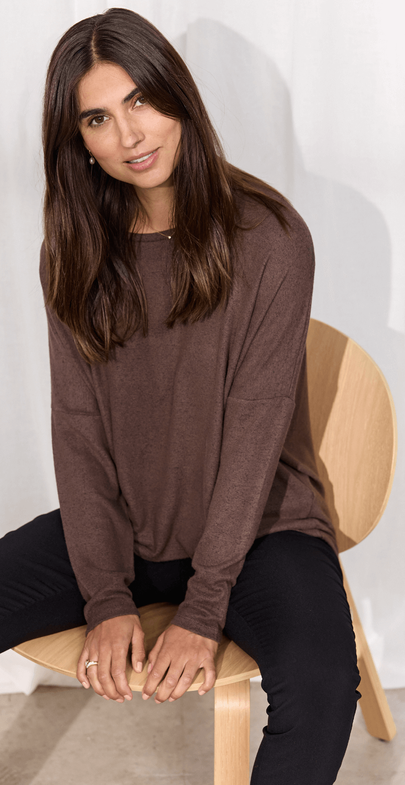 Olivia strikbluse med rund hals coffee bean