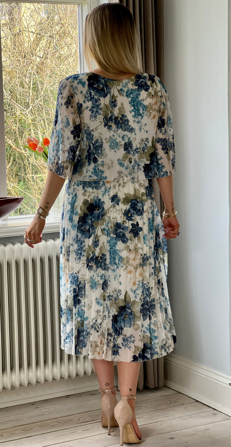 Carmen plisseret kjole med elastik i taljen og blomsterprint blå LikeLondon
