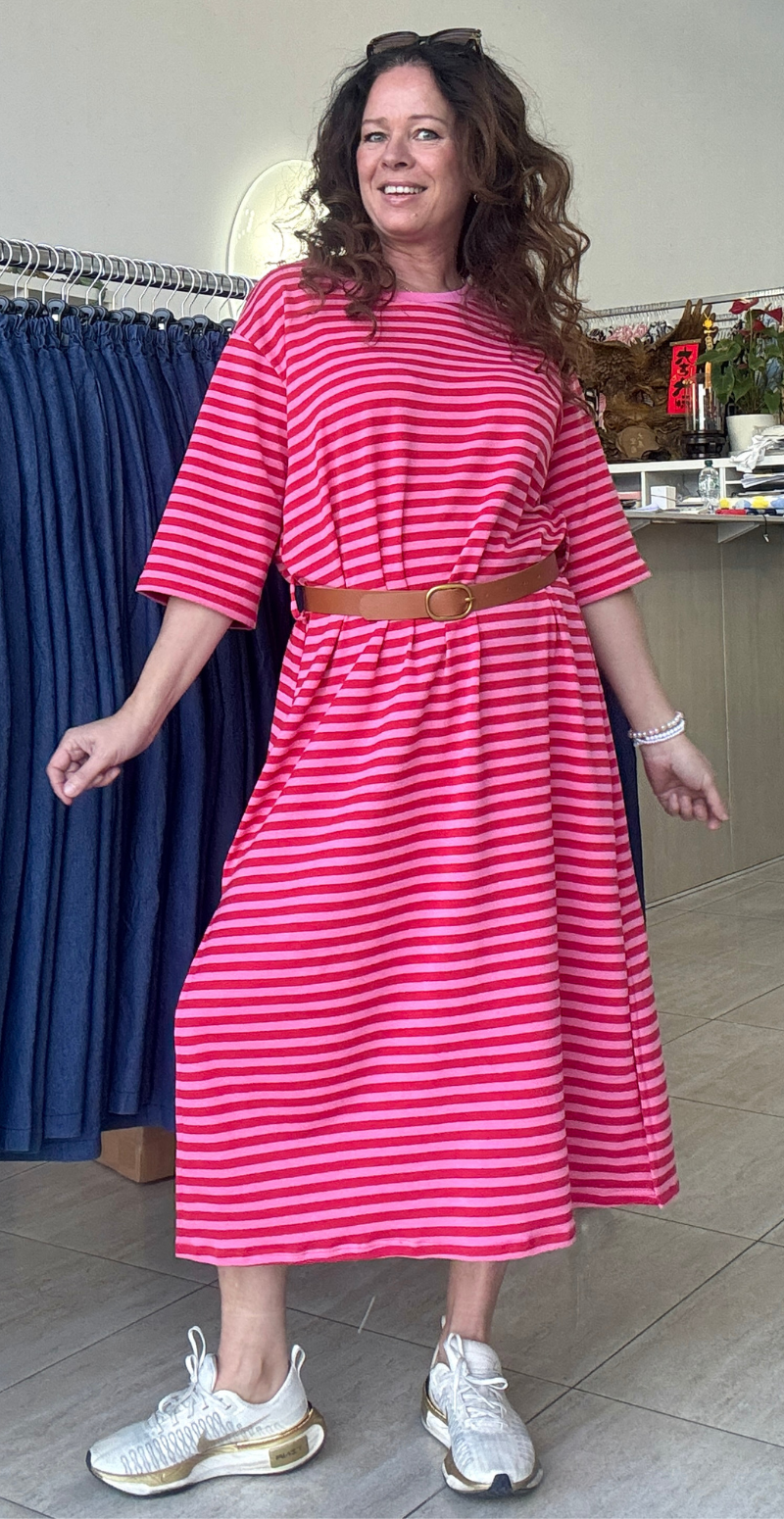 Zenia kjole med striber i pink/rød LikeLondon