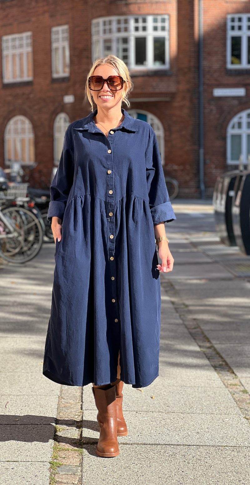 Benedikte fløjlskjole med rynker og knapper navy LikeLondon