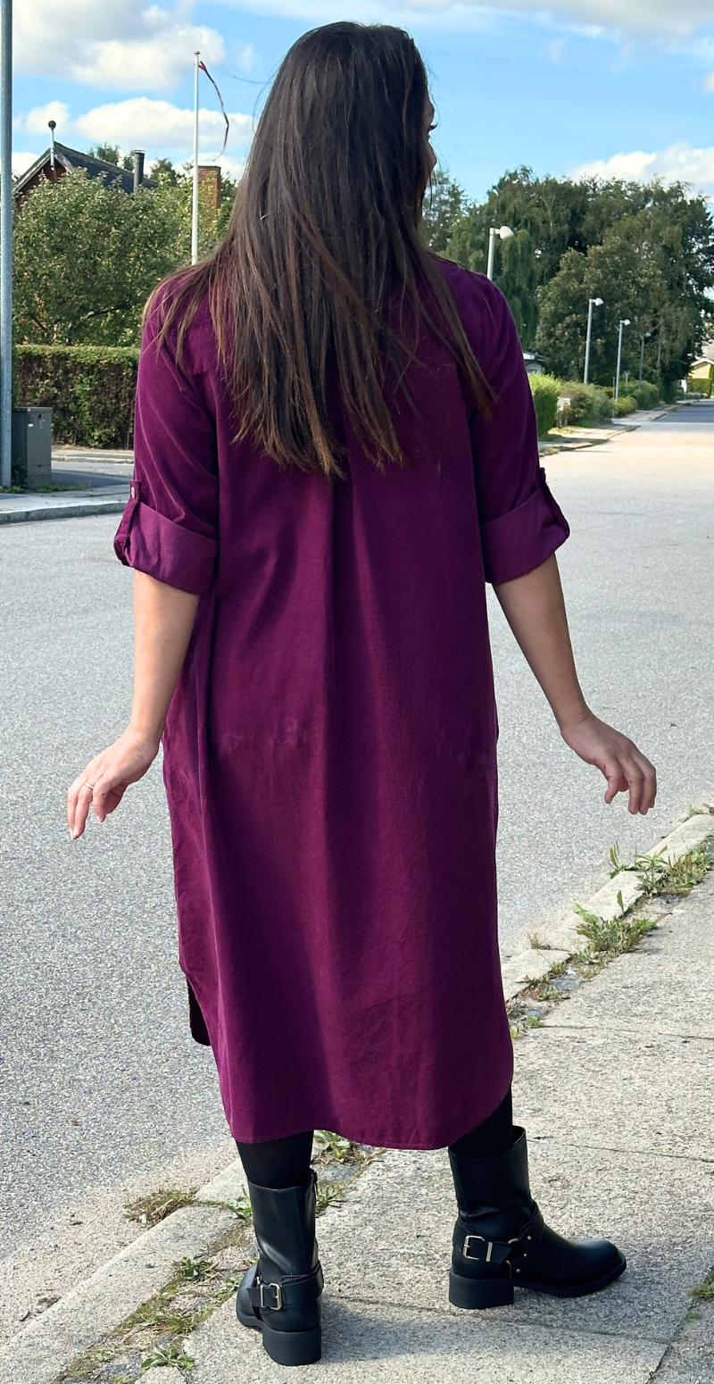 Cenia lang fløjlskjole med knapper og lomme foran blomme LikeLondon By Christina