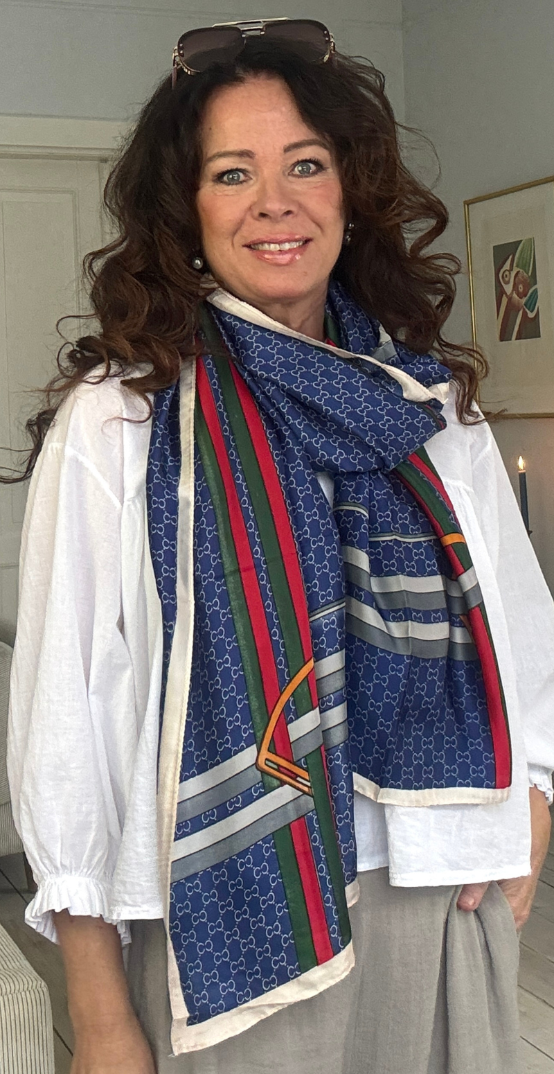 Silketørklæde med cc print og spænder navy LikeLondon