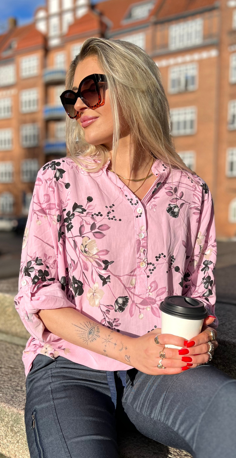 Fernanda skjortebluse med blomsterprint pink LikeLondon