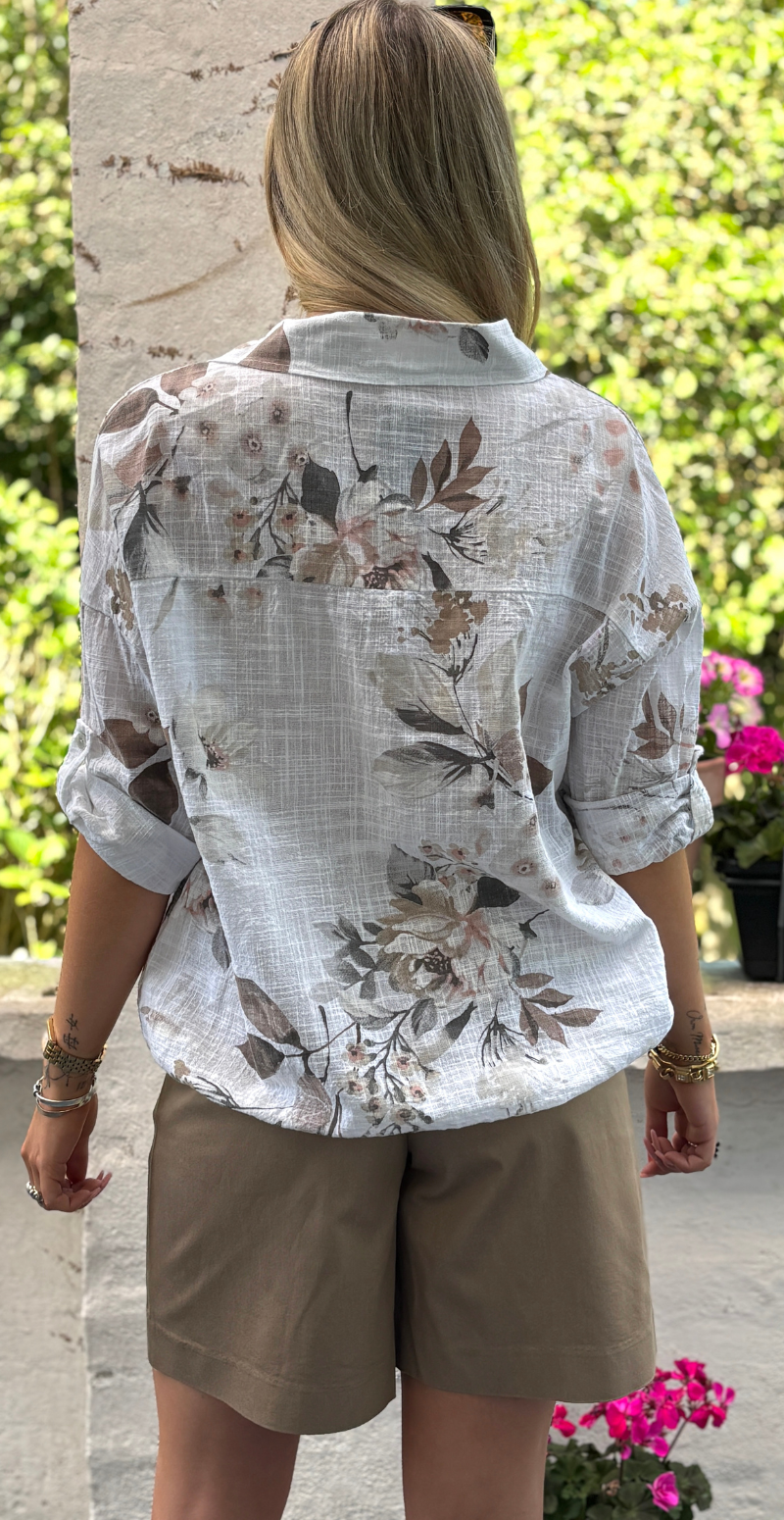 Birdie skjorte med blomsterprint og lille brystlomme hvid LikeLondon