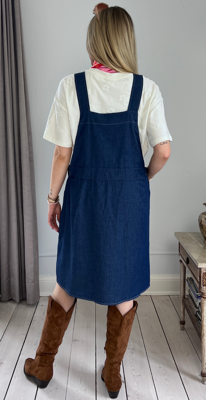 Amber kort denimspencer med træknapper og lomme foran dark jeans LikeLondon