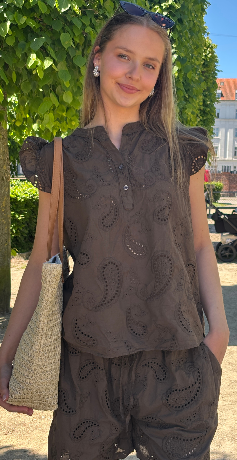 Isobel bluse med broderi anglaise og flæseærmer brun LikeLondon