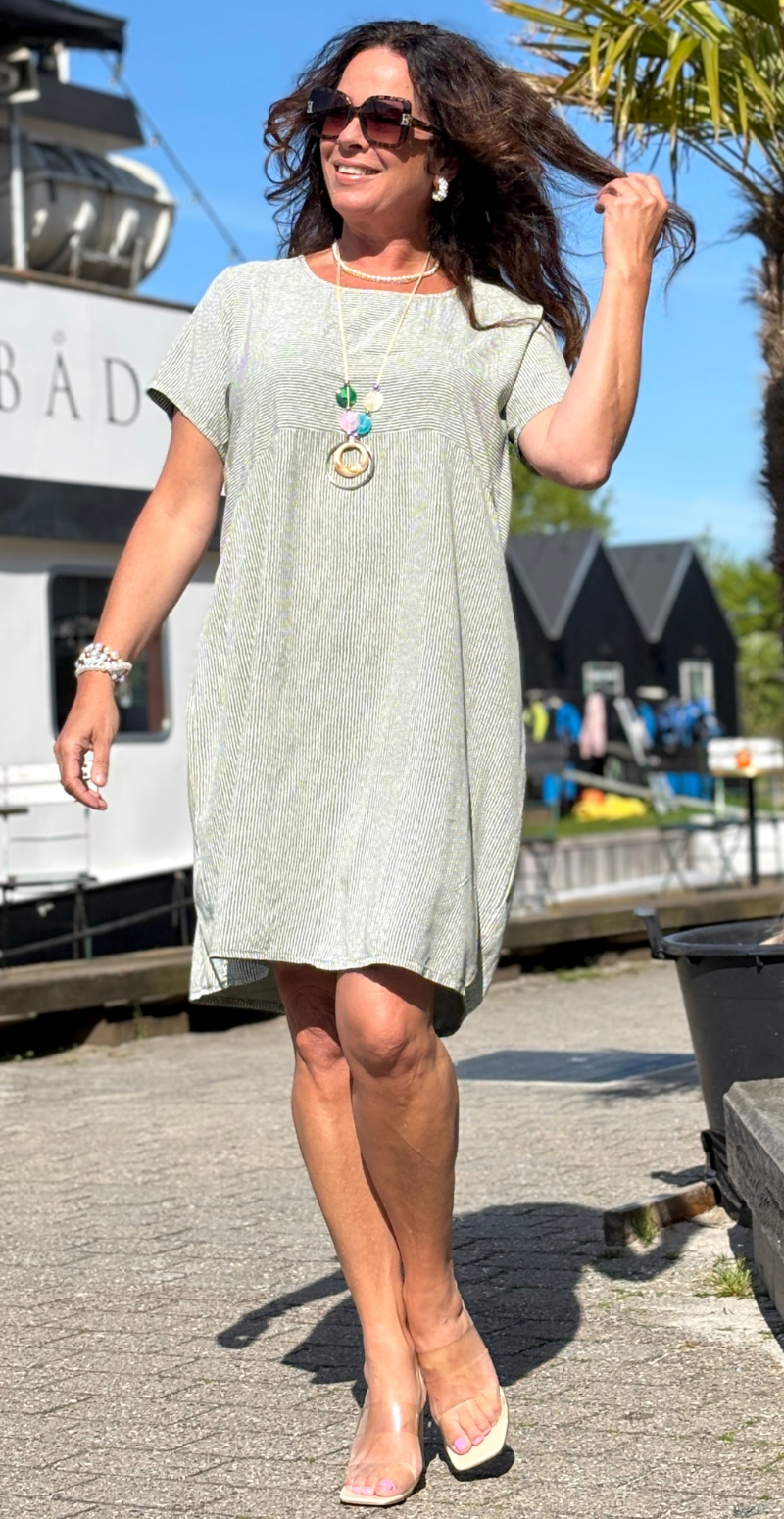 Majse kjole med lodret og vandret strib khaki LikeLondon